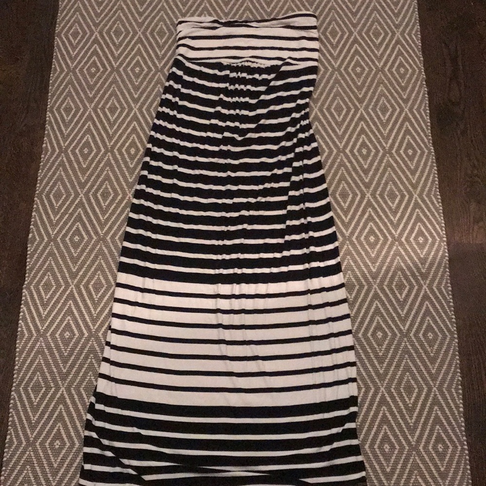 B/W Old Navy Maxi Maternity Dress Size Small